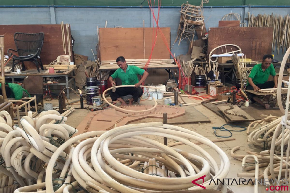 News feature - Cirebon keen to expand rattan business  to Palu    By Andi Abdussalam