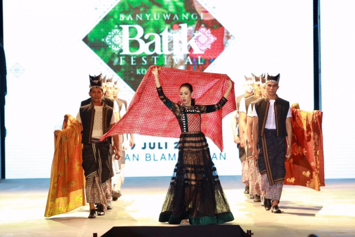 Kolaborasi Perajin Lokal-Italia di Banyuwangi Batik Festival