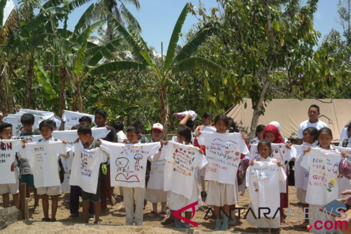 Para pelajar galang paket pendidikan untuk korban gempa Lombok