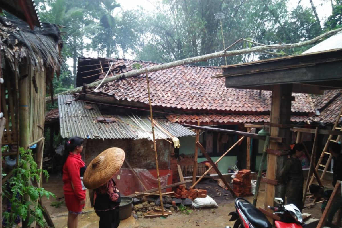 Tiga kecamatan di Sukabumi dilanda bencana