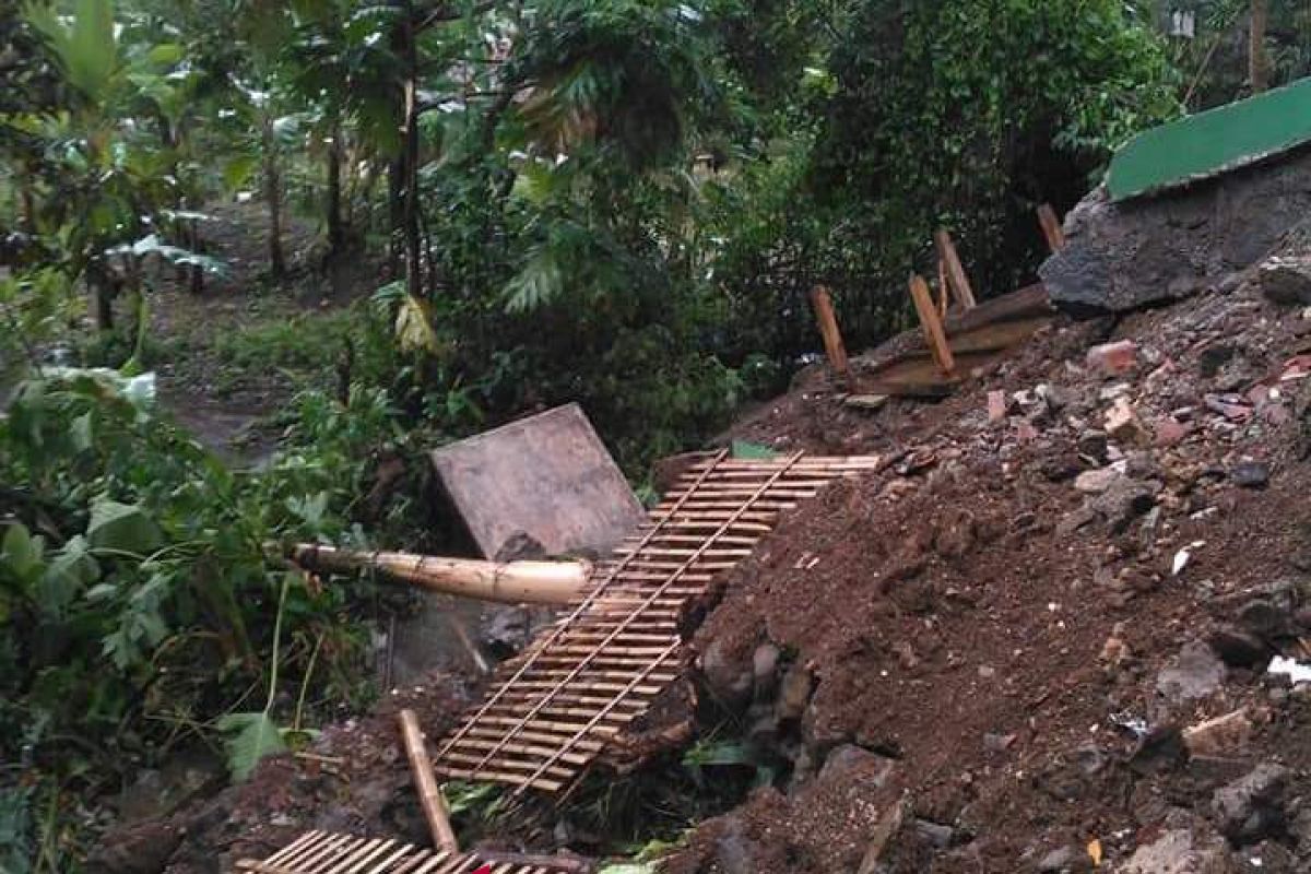 Longsor dan banjir landa wilayah Sukabumi