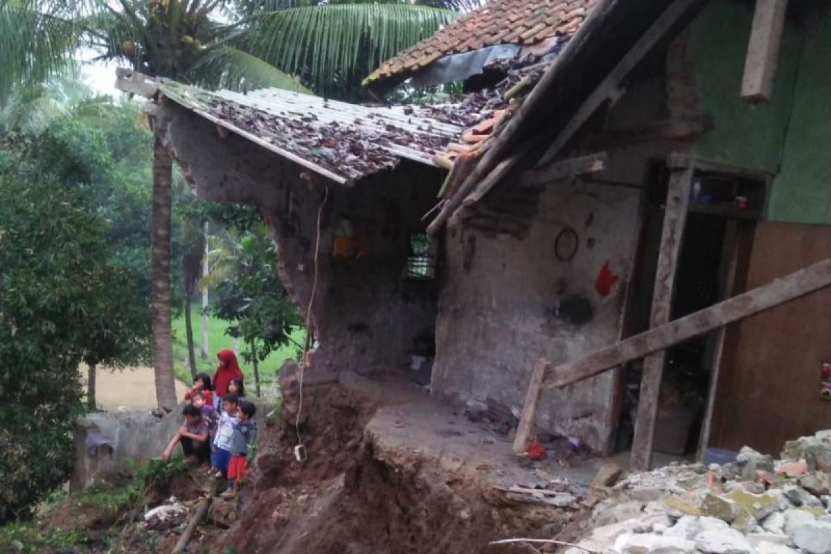 Tanah longsor gerus rumah warga Sukabumi