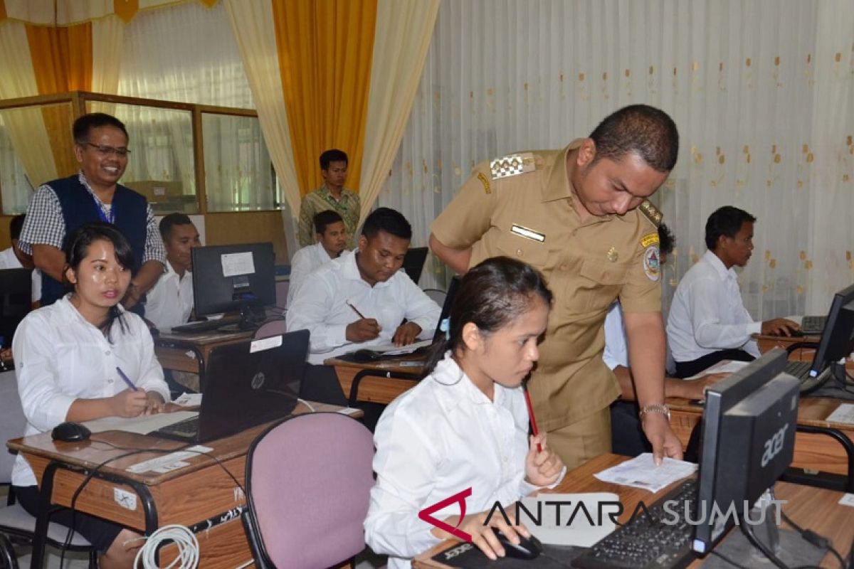 Bupati tinjau ujian CPNS Tapteng