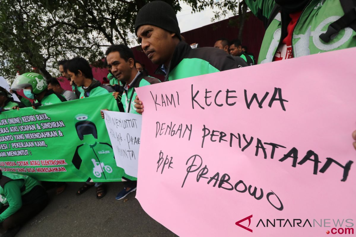 Ojek Daring di Madiun Demo Protes Pernyataan Prabowo