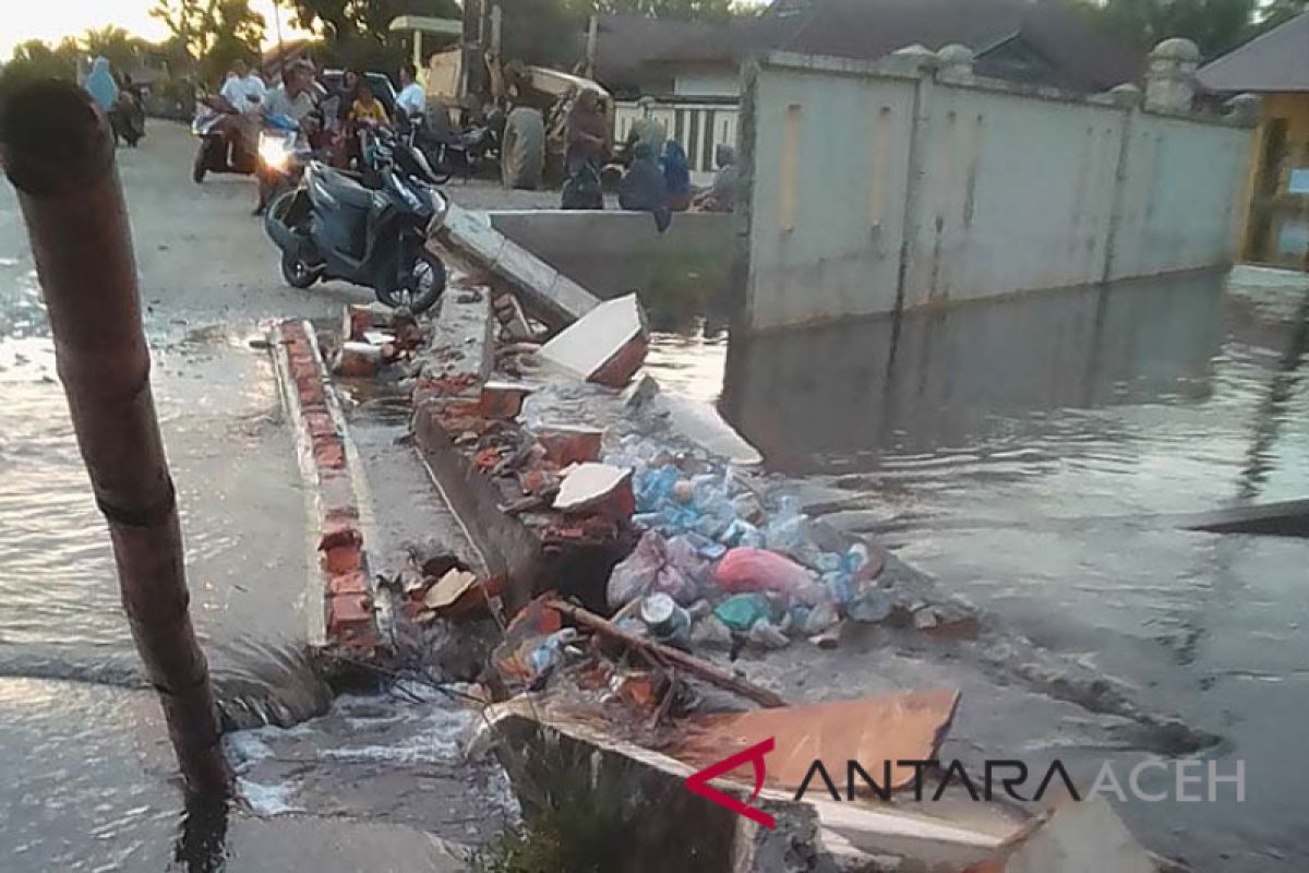 Dampak banjir, pagar SMA Singkil rubuh