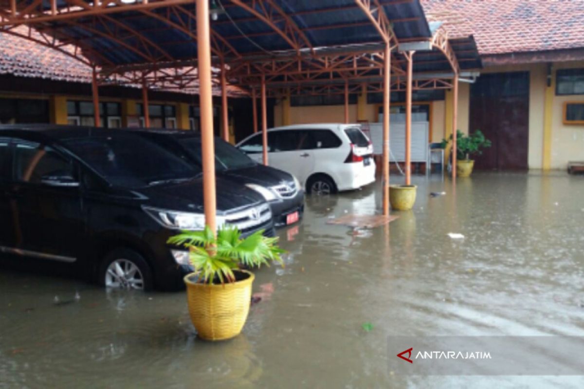 Kantor KPU Pamekasan Tergenang Banjir