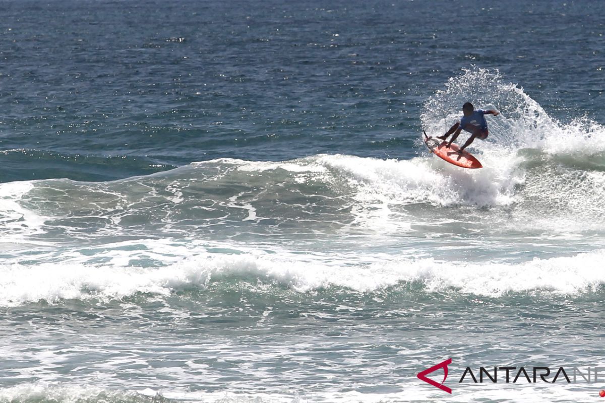 Bersurfing ria di Pantai Selong Belanak