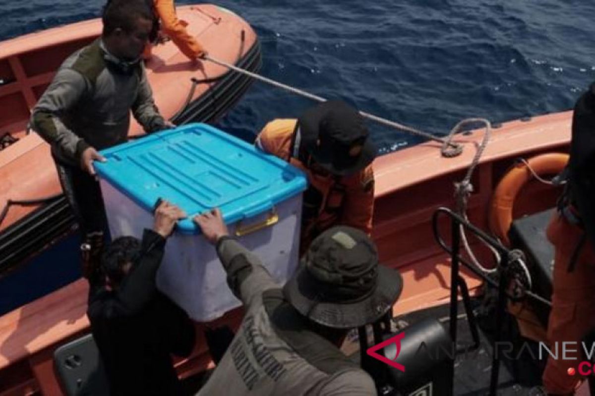 Divers retrieve crashed Lion Air plane`s black box from water