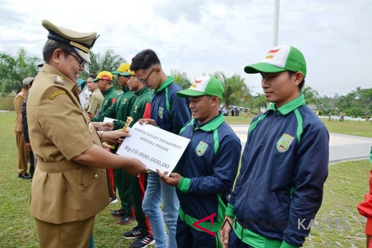 Pemkab Balangan Serahkan Bonus Atlet Rp1,6 miliar lebih