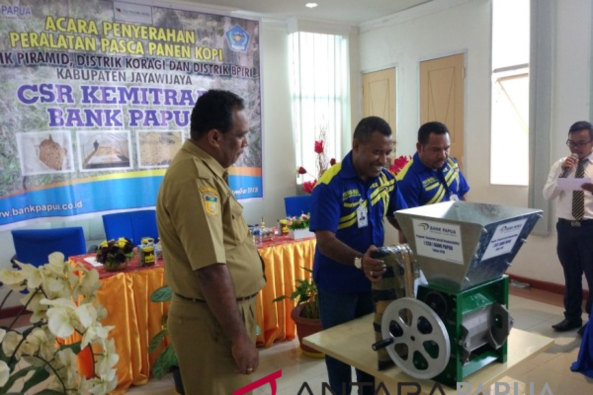 Bank Papua bantu mesin pengolah biji kopi kepada petani Jayawijaya