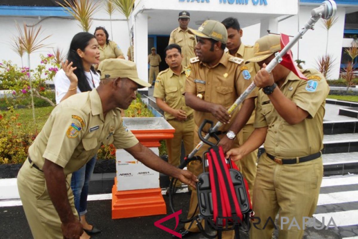 DLH Biak Numfor terima bantuan alat pemotong rumput dari Danamon