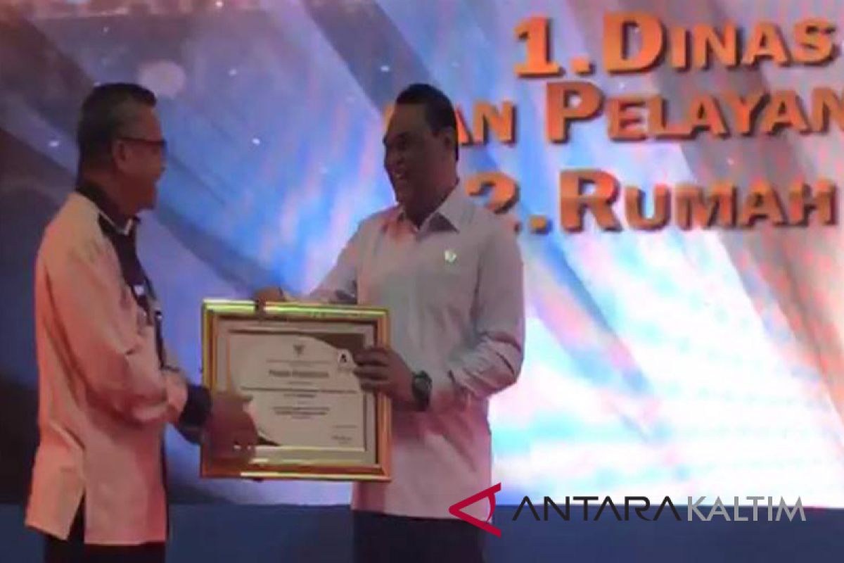 DPMPTSP Kota Samarinda Dapat Penghargaan Pelayanan Prima