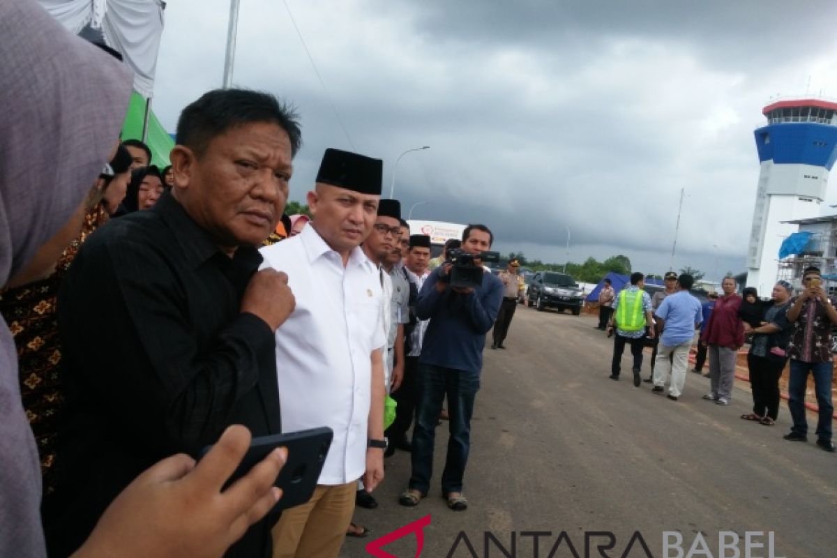 Ketua DPRD Babel pasang bendera di jenazah Dollar