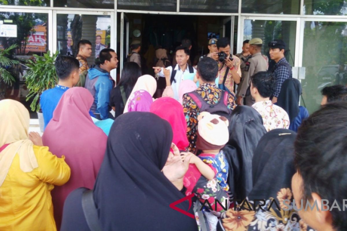 Pelamar seleksi CPNS mengadu ke DPR Padang