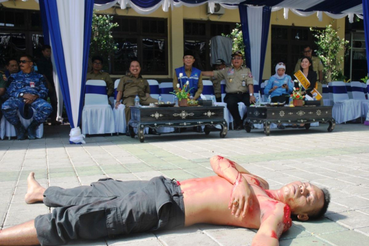 Pegawai di Mataram berhamburan ke luar kantor