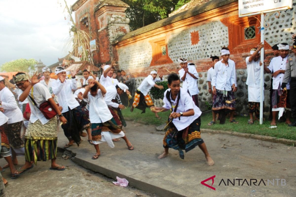 Ribuan warga Lombok ikut tradisi "Perang Topat"