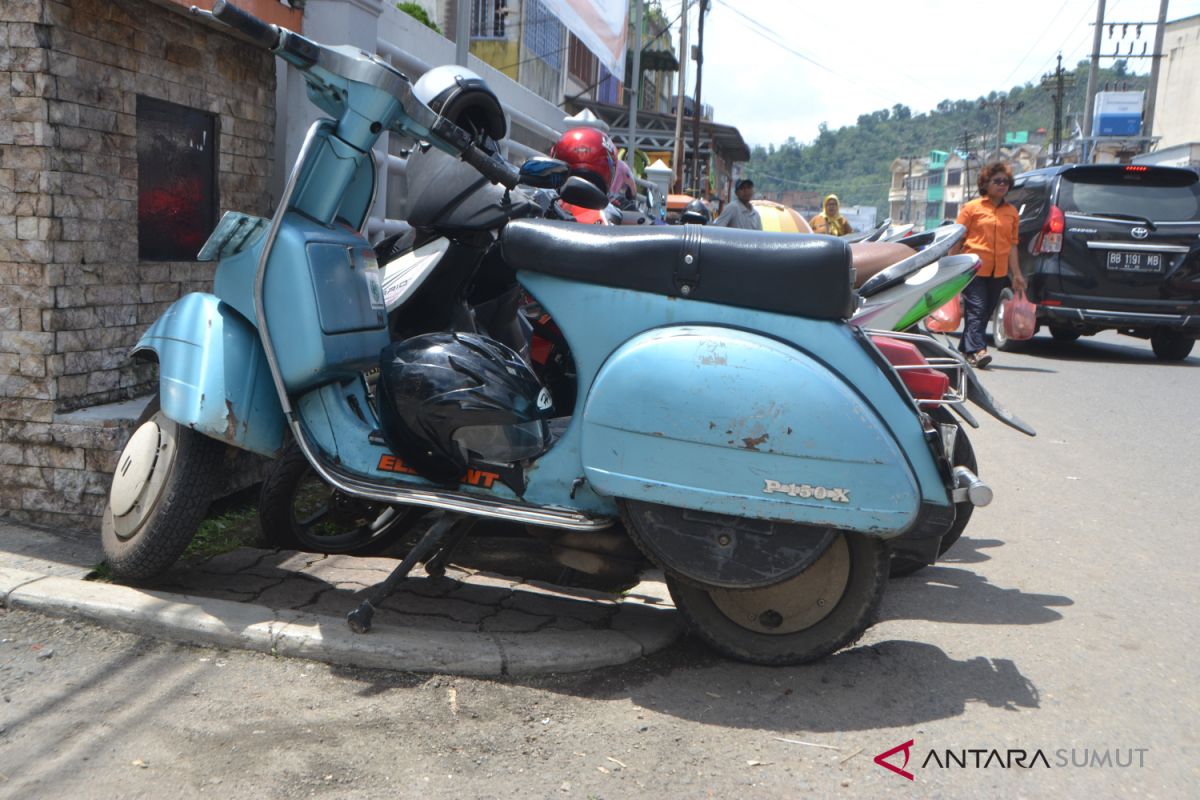 Minim lahan parkir, sepeda motor parkir sembarangan