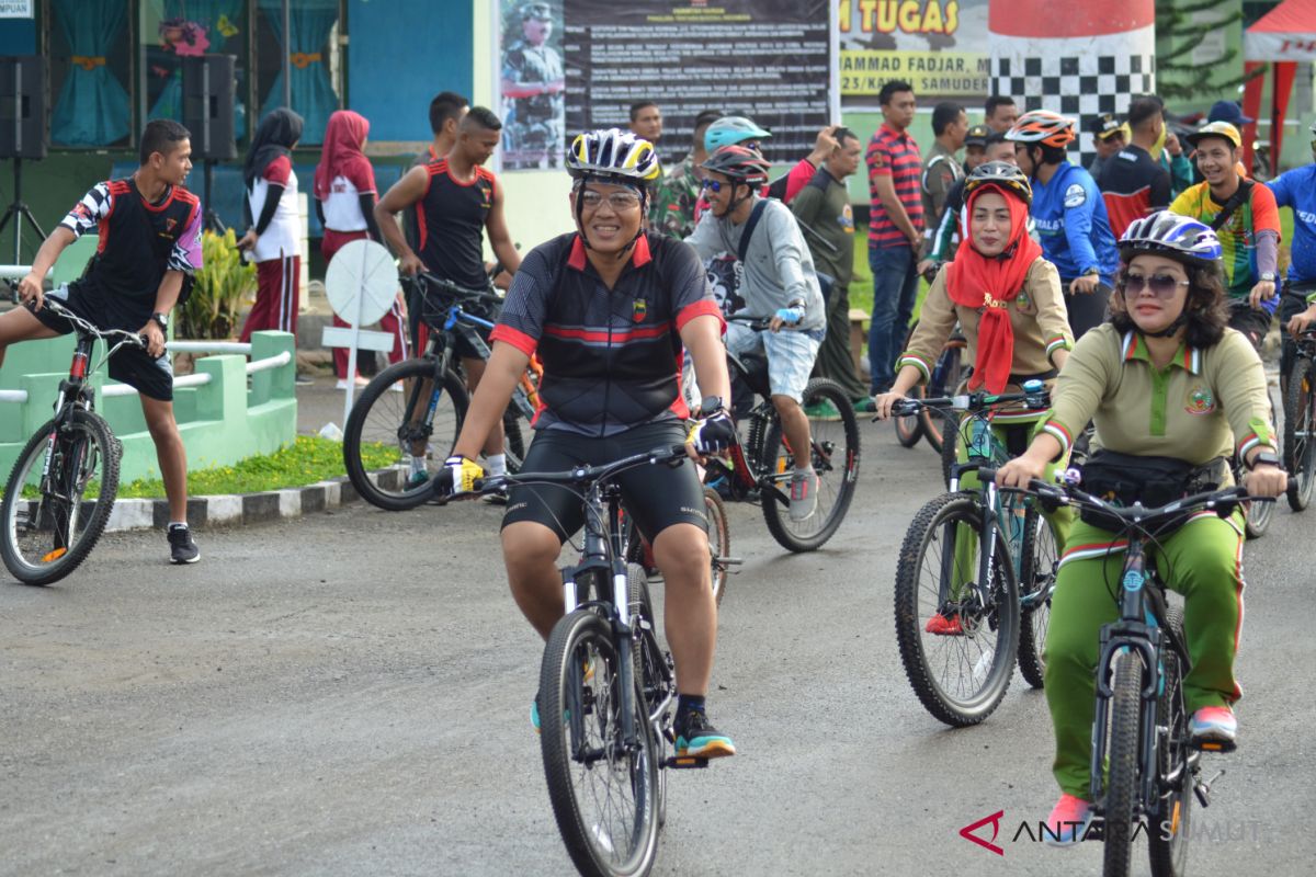 Masyarakat ramaikan Fun bike HUT Yonif 123