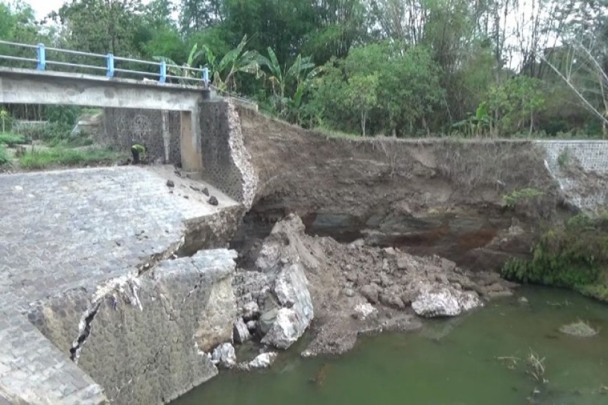 Talut sungai di Selopamioro Bantul ambrol akibat hujan deras