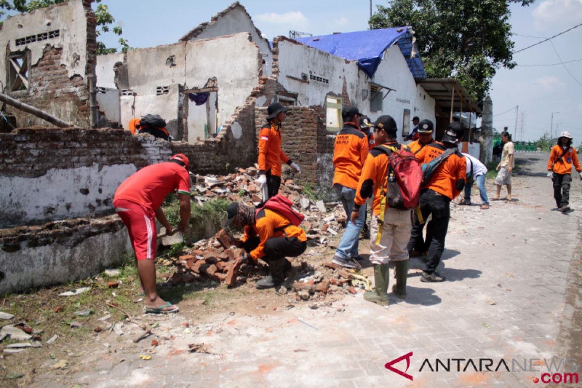 Ratusan rumah  rusak akibat puting beliung