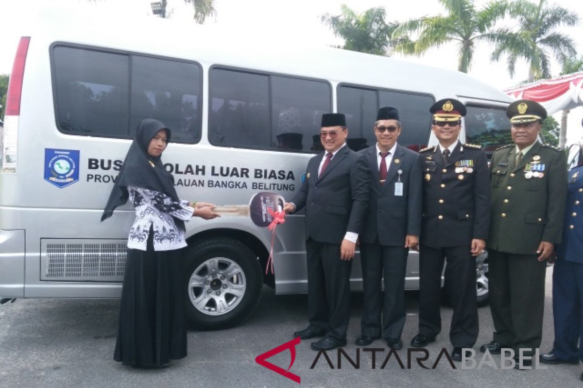 Dinas Pendidikan Babel serahkan bantuan bus sekolah untuk SLB Koba