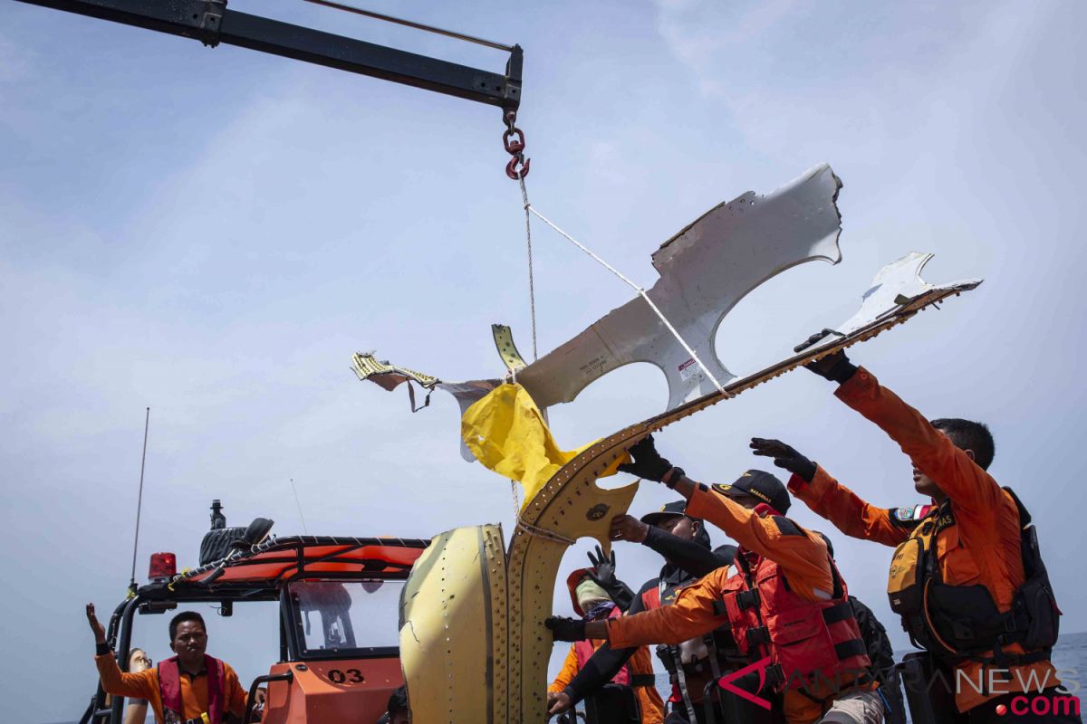 Diver dies while attempting to evacuate lion air crash victims