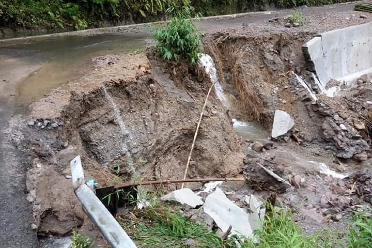 Baru dibangun, tembok penahan jalan sudah rubuh