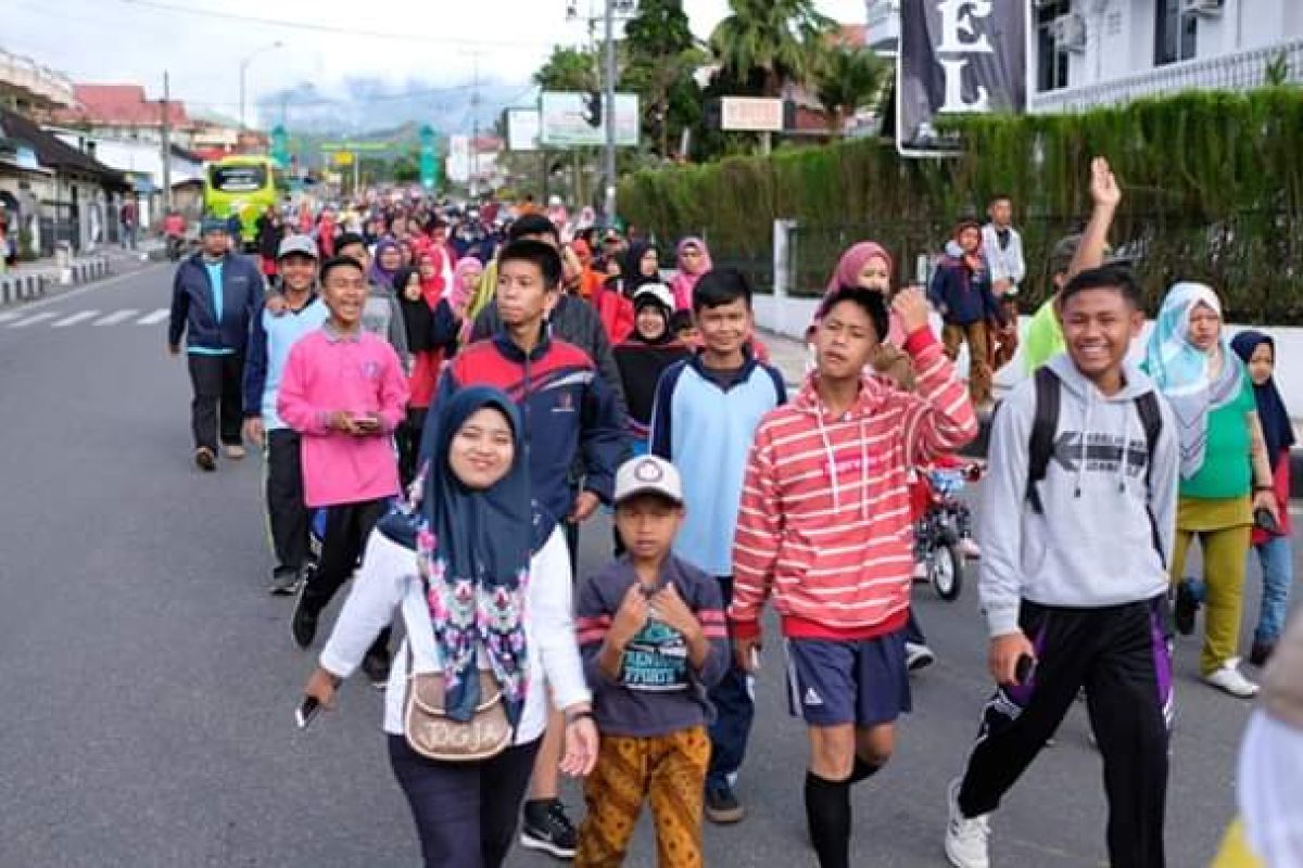 Padang Panjang isi peringatan Hari Guru dengan gerak jalan