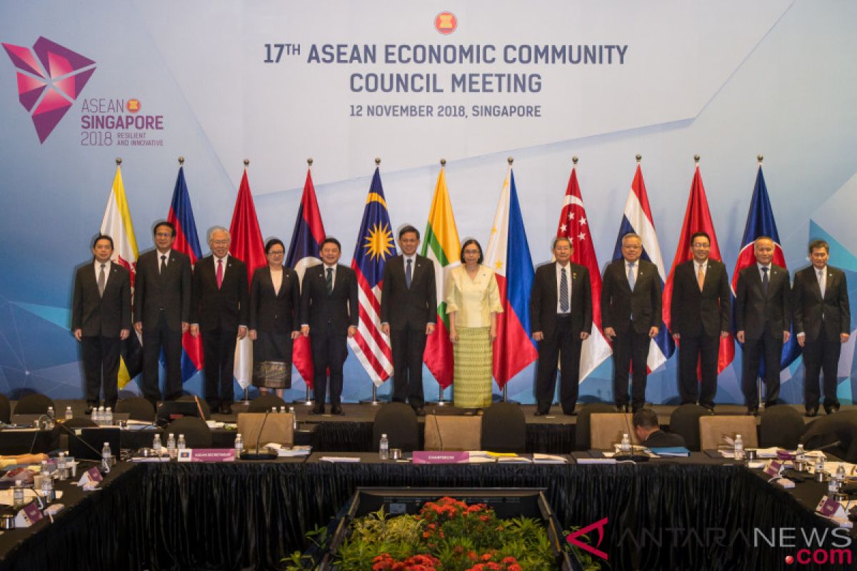 Awaiting ASEAN`s concrete steps to develop e-commerce