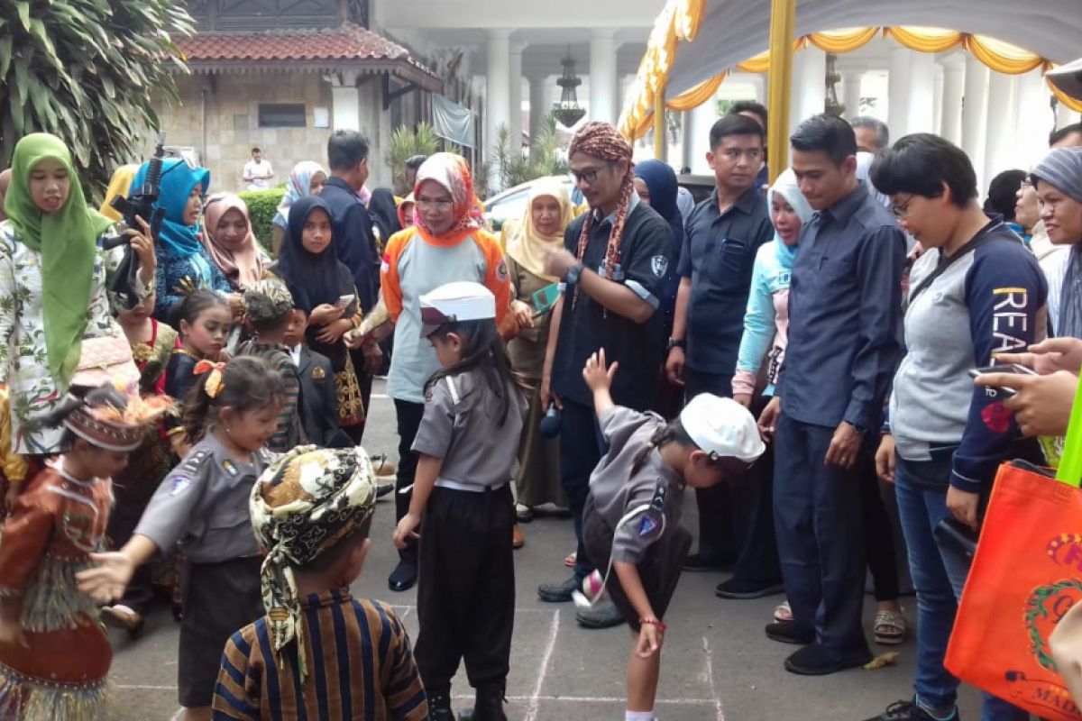 Bupati Serang Nikmati Bermain Bersama Anak