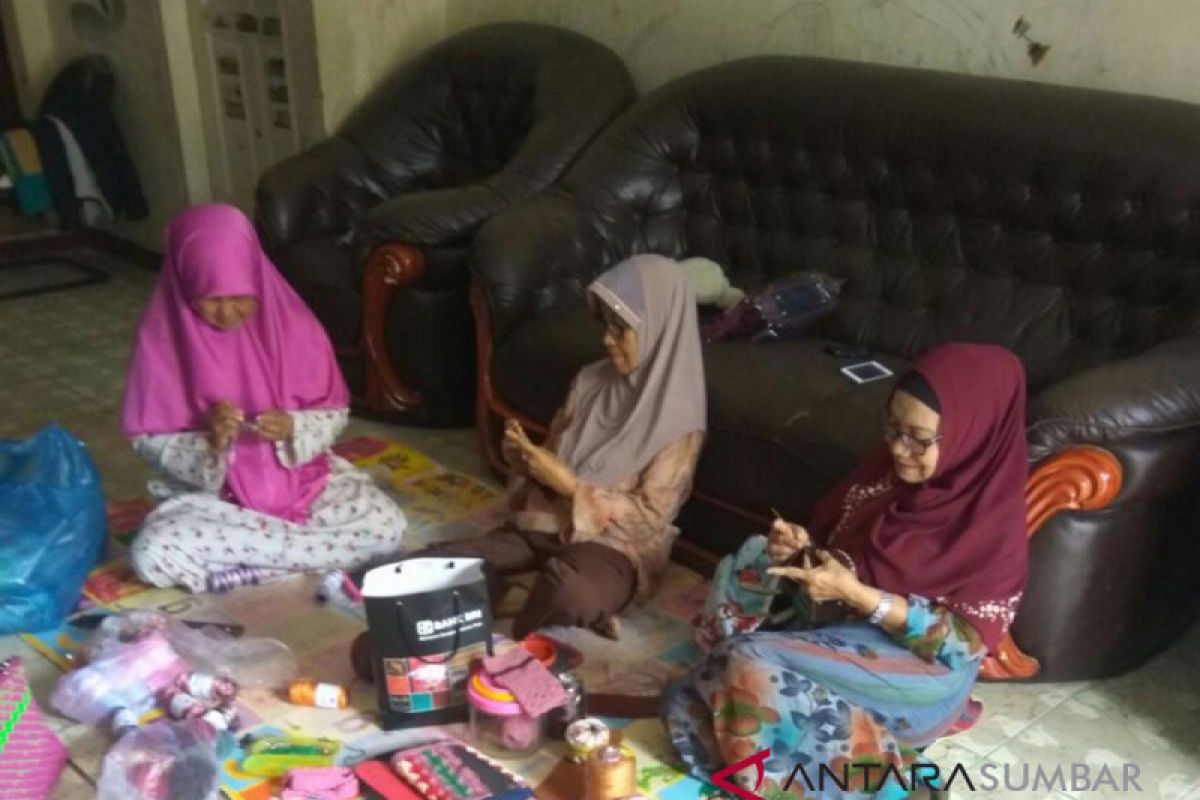 Ibu rumah tangga di perumahan Pasir Putih Padang bantu ekonomi keluarga dengan merajut