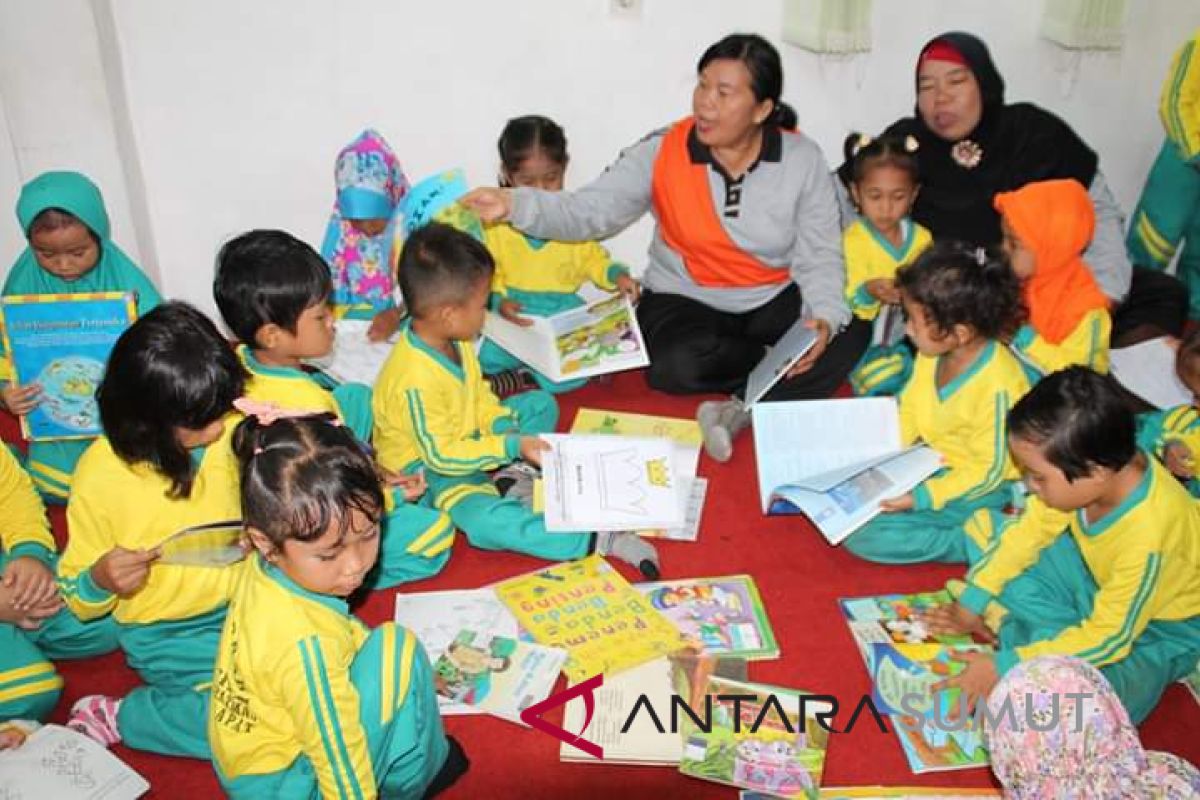 Puluhan anak kunjungi perpustakaan