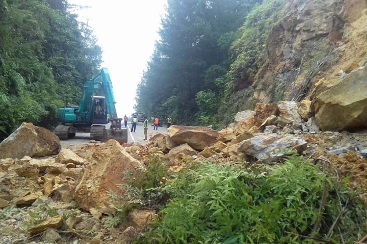 Longsor timbun jalan nasional di Aceh Jaya