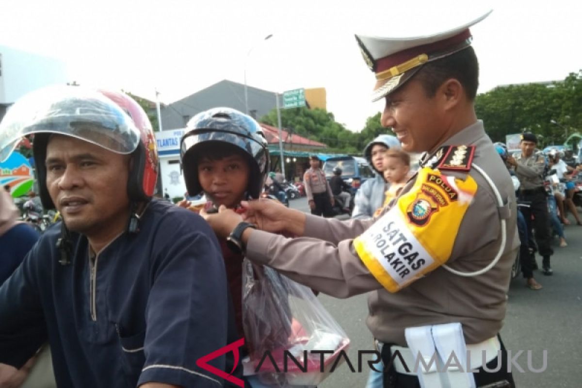 Polres bagikan helm secara gratis ke pengendara