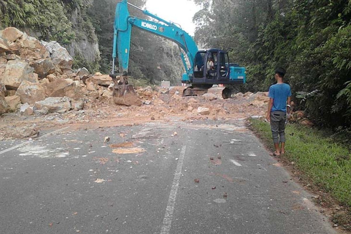 Alat berat bersihkan longsor di lintas nasional