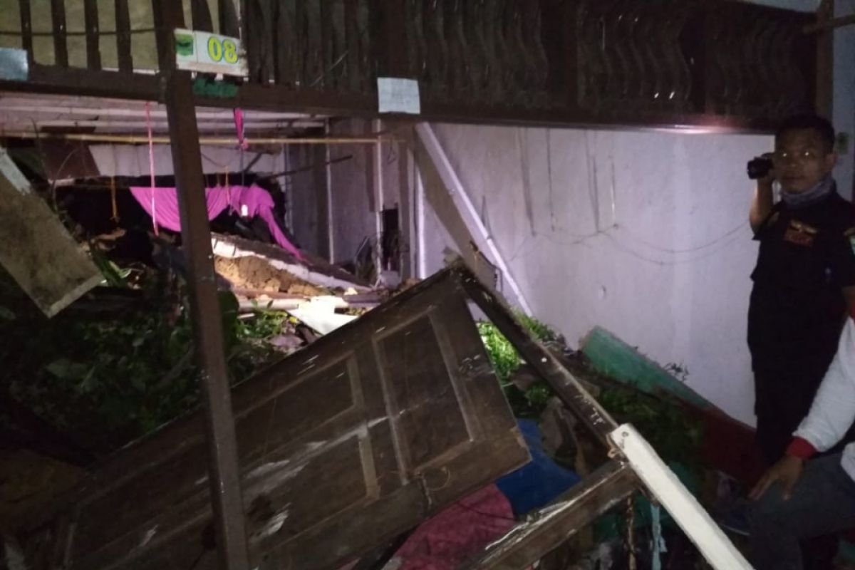 Delapan rumah di Padang Pariaman tertimbun longsor