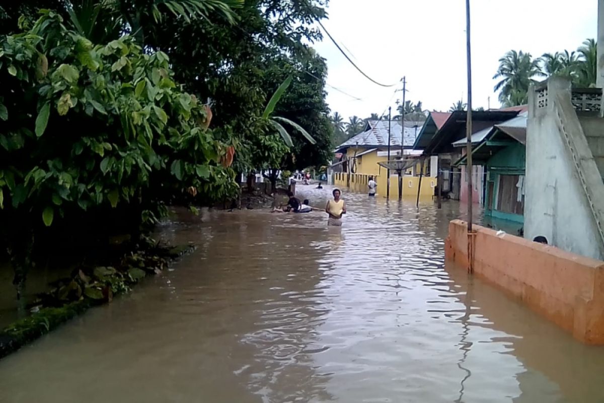 Sungai Batang Lembang meluap, 275 kepala keluarga terdampak banjir