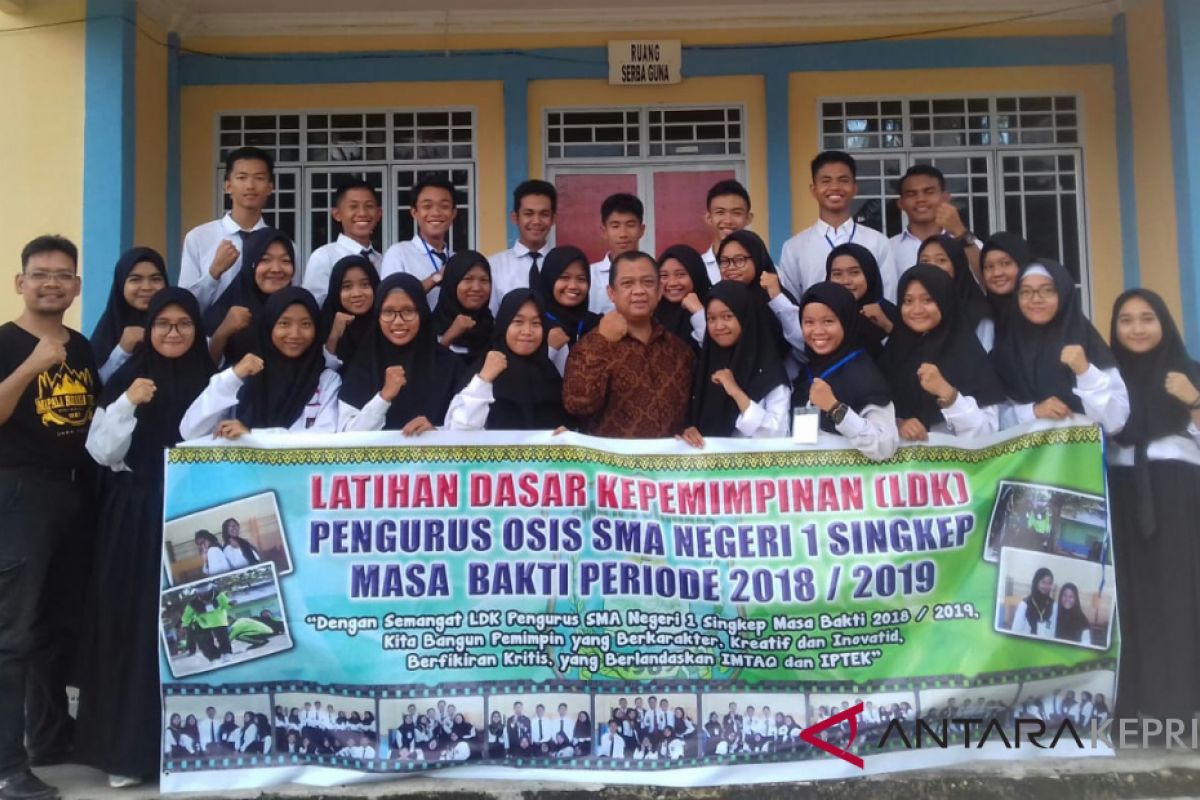 OSIS SMAN 1 Singkep dilatih dasar kepemimpinan