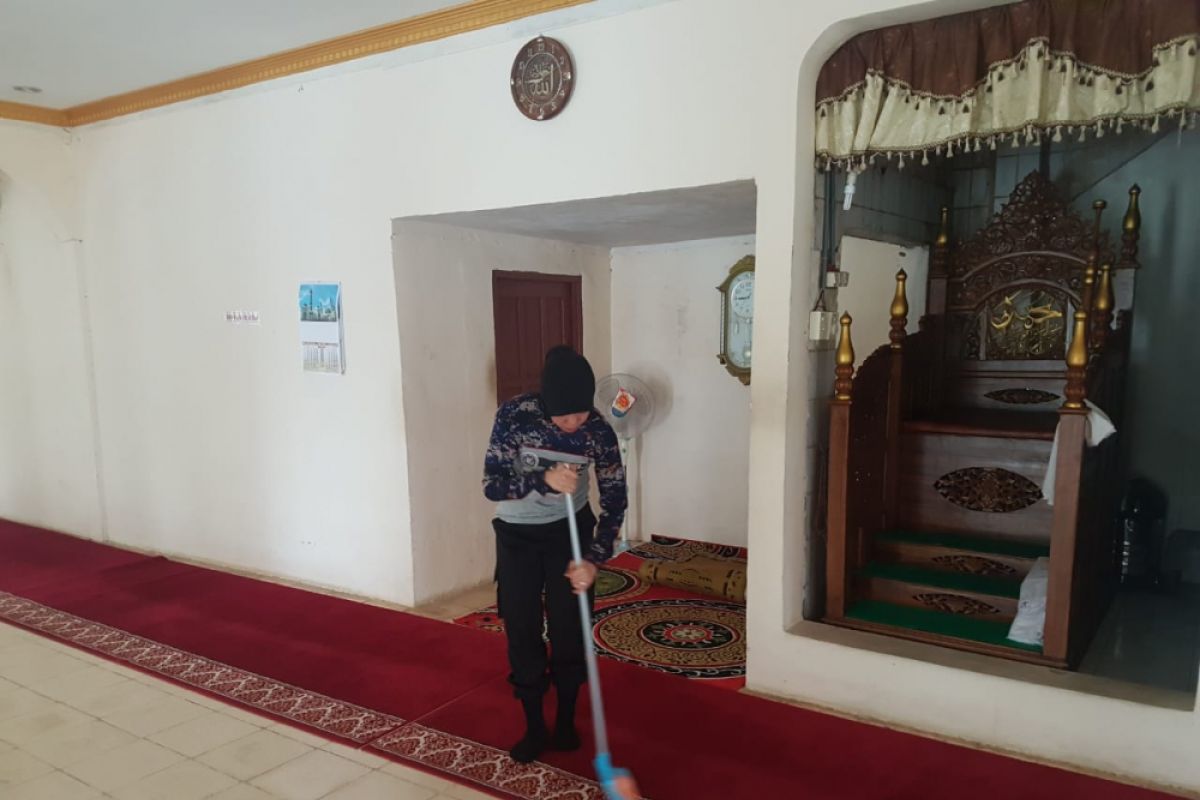 Hotel Horison Gorontalo gelar aksi sosial bersihkan Masjid