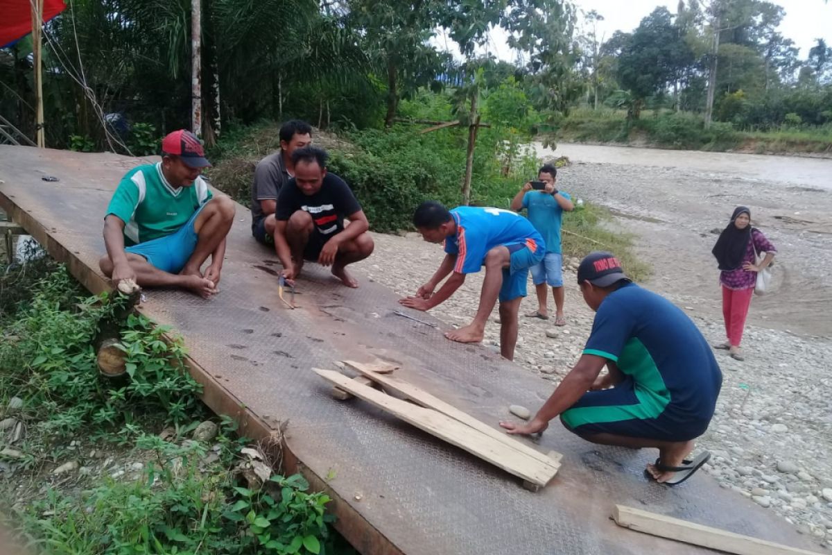 Dua jembatan putus di Pasaman Barat kembali dibangun