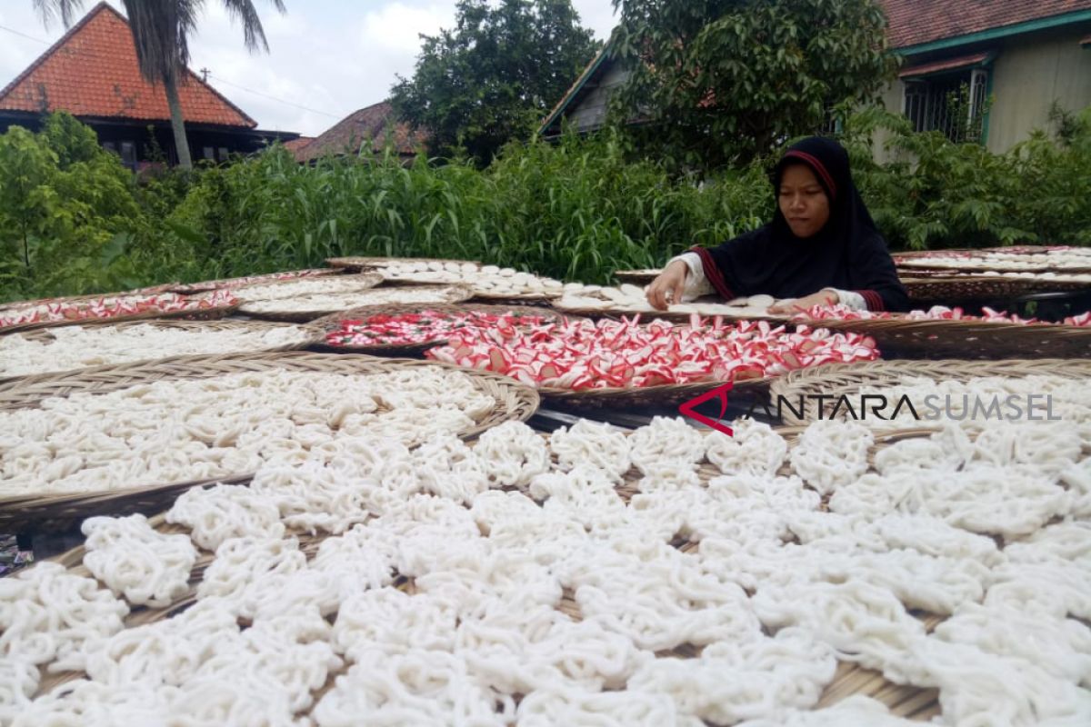 Produsen kerupuk mulai pusing hadapi musim hujan