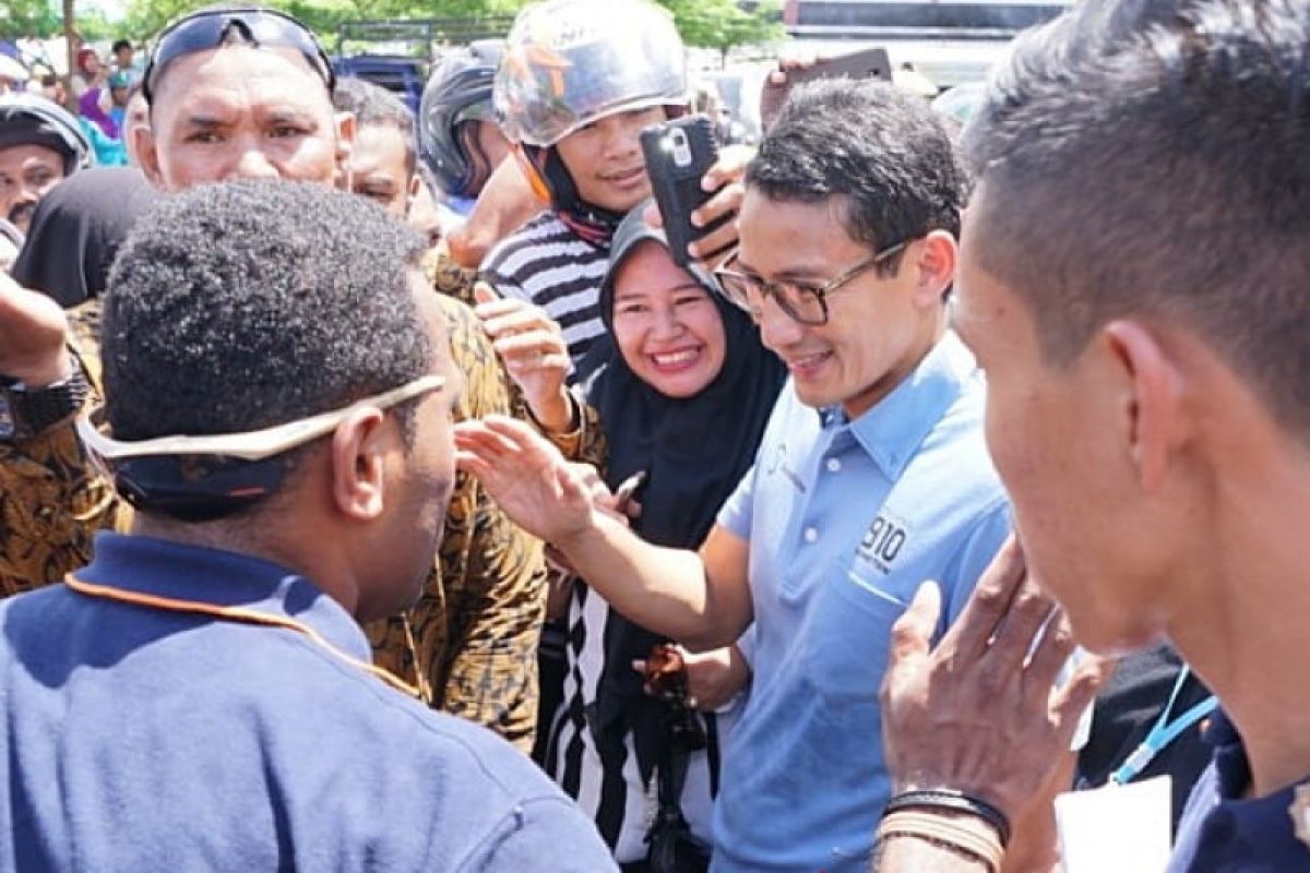 Sandiaga Uno Kasihkan Sepatunya Kepada Warga