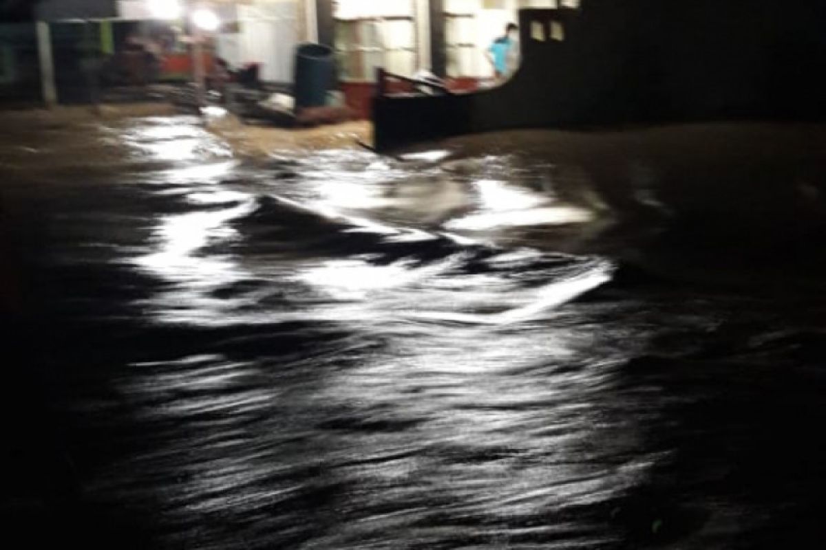 Jalur Pasaman Barat- Madina Sumut terputus akibat banjir