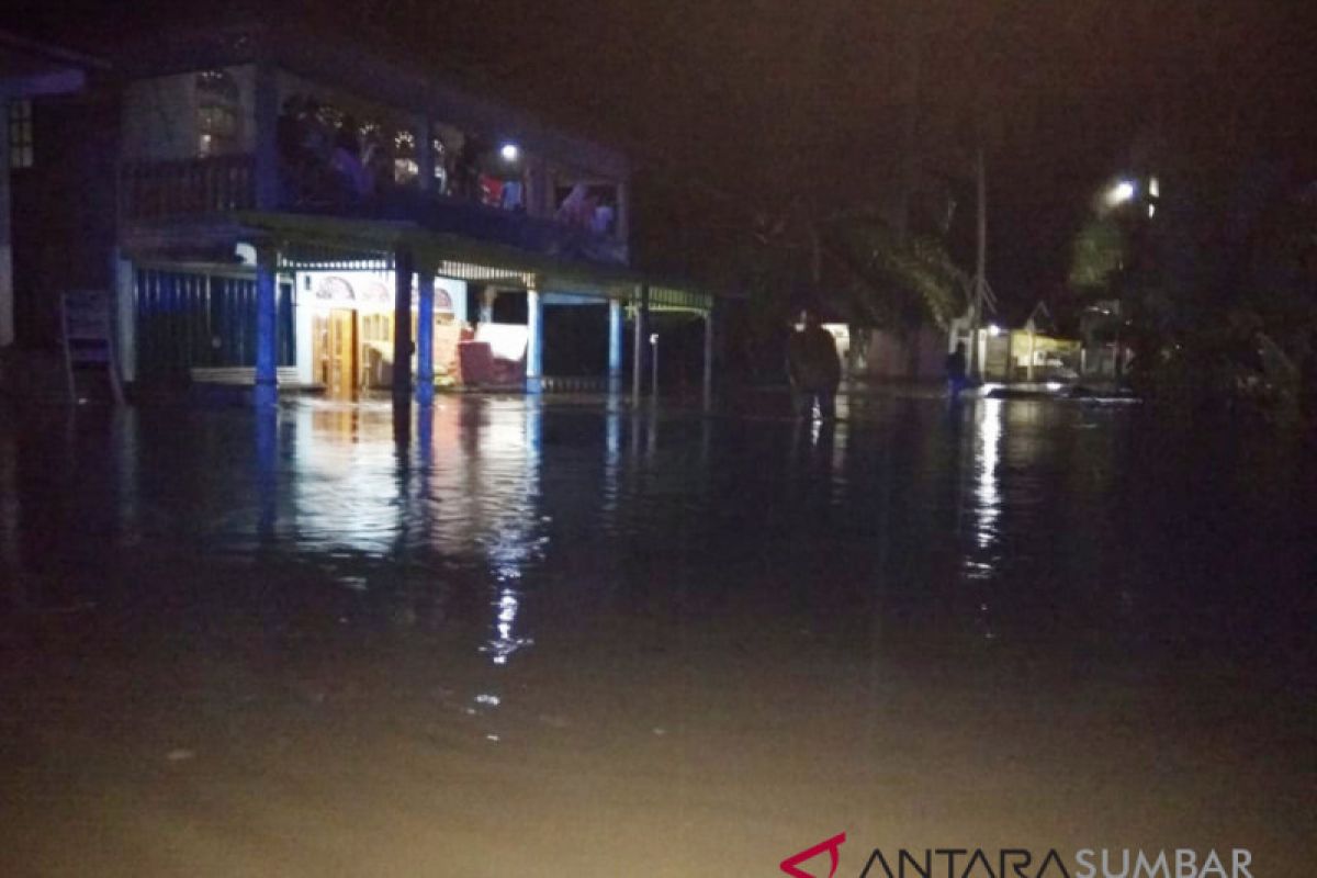 Sungai Batang Saman meluap putuskan transportasi Simpang Empat-Ujung Gading