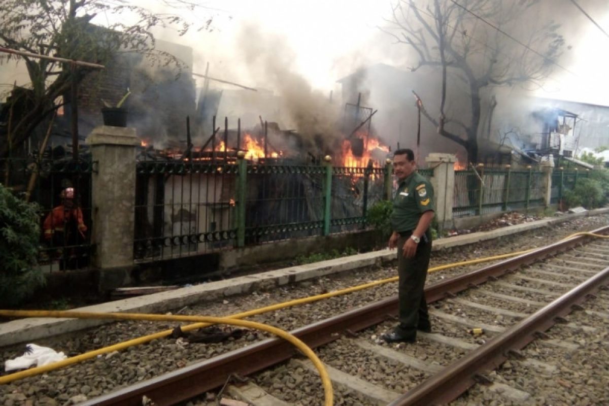 Perjalanan KRL Duri-Tangerang sempat terganggu kebakaran rumah warga di Grogol