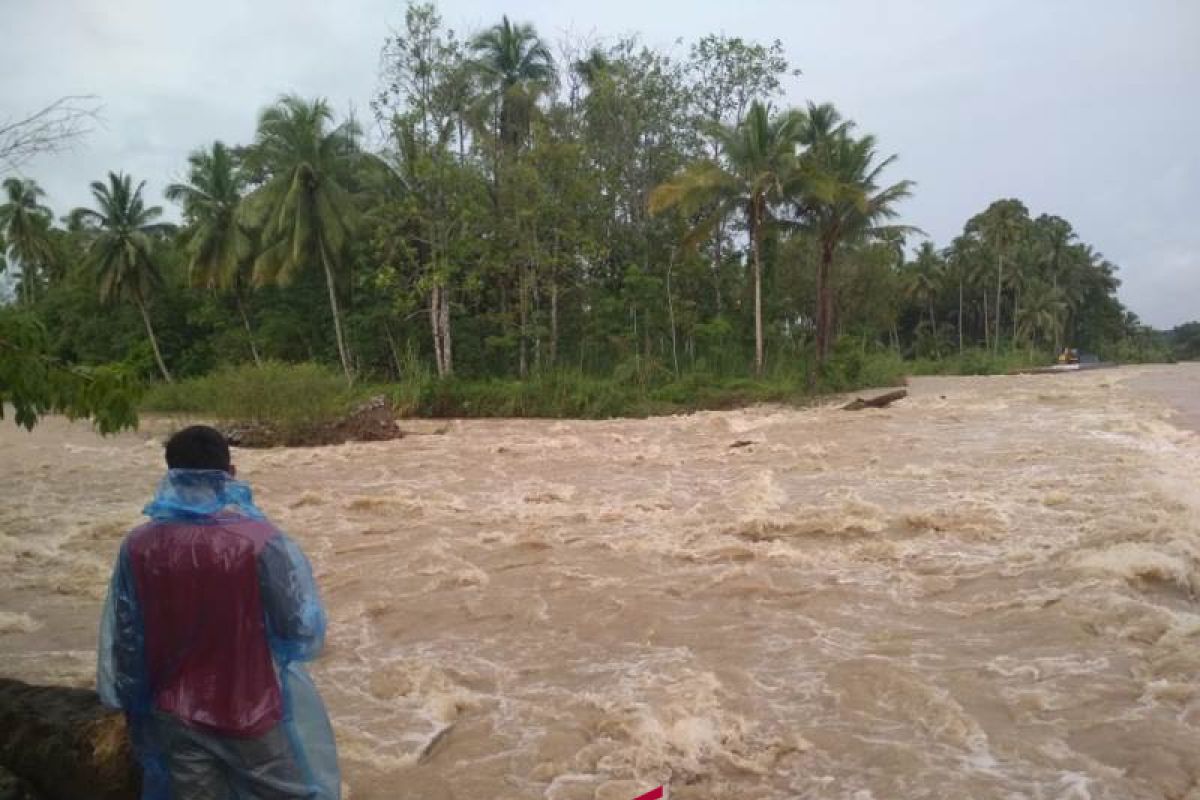 Ratusan meter tanggul penahan banjir di seret air Batangtoru