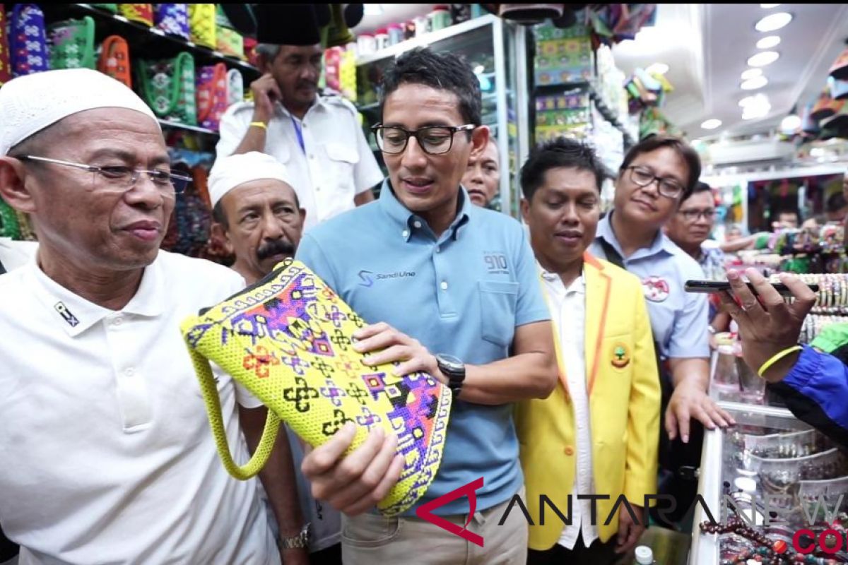 Sandiaga membeli manik-manik di Pasar Batuah Martapura