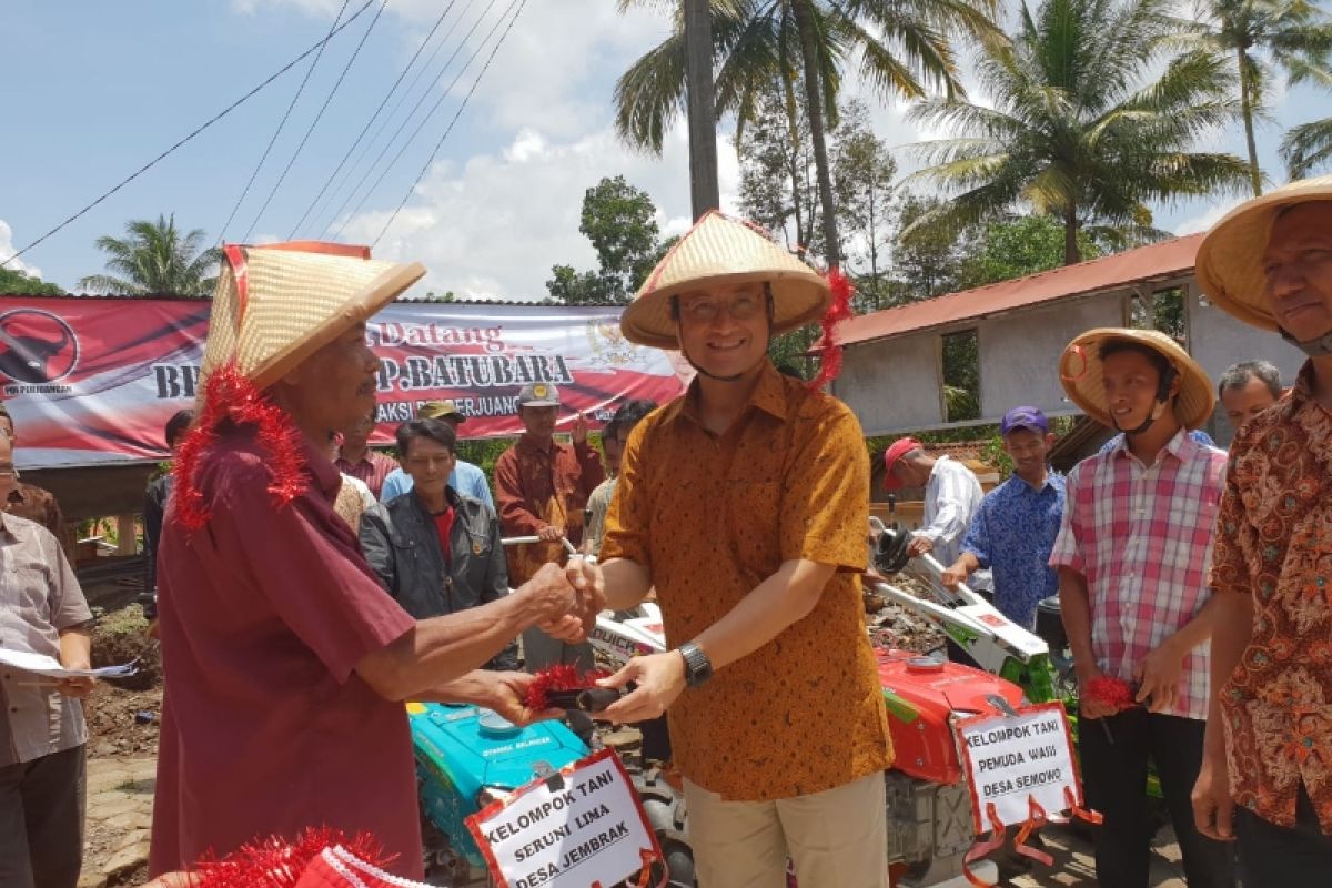 Juliari Batubara beri petani Kabupaten Semarang bantuan traktor