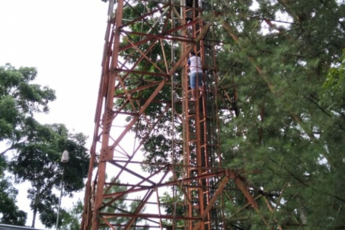 Seorang pria bikin heboh panjat tower telekomunikasi, bukan cari signyal