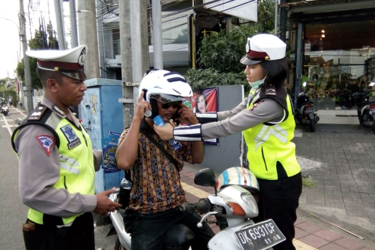 Polda Bali bagikan helm SNI gratis giat operasi zebra